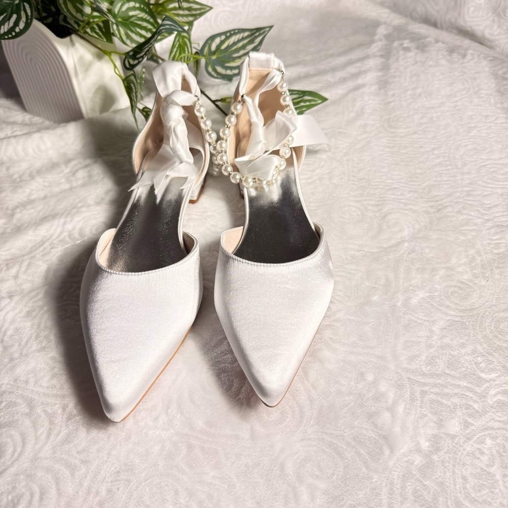 White Satin Pearl Ankle Strap Flats Women’s Size 9 NWT - Picture 4 of 11